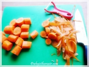 Peel the carrots and cut them in chunks