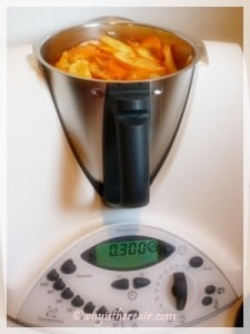 One kilo of sliced oranges nearly fills my Thermomix bowl